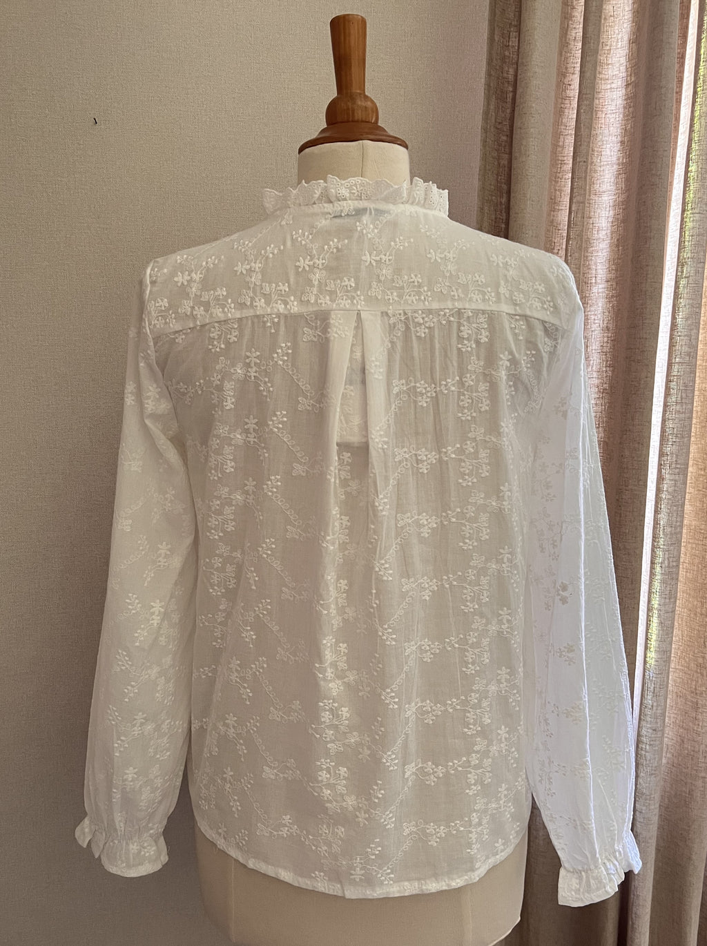 Blouse Gaïa blanche brodée – vue de dos, tombé coton et coupe féminine | Coka Collection