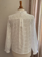Blouse Gaïa blanche brodée – vue de dos, tombé coton et coupe féminine | Coka Collection