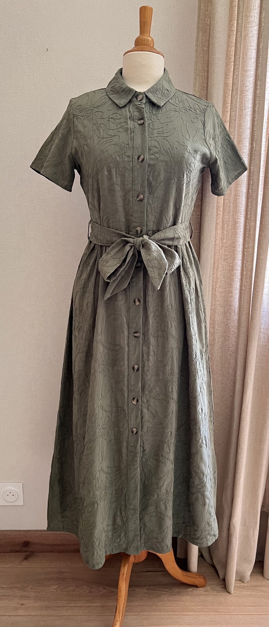 Robe Noa brodée vert sauge – vue de face, coupe chemise midi et ceinture à nouer - Coka Cllection