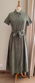Robe Noa brodée vert sauge – vue de face, coupe chemise midi et ceinture à nouer - Coka Cllection