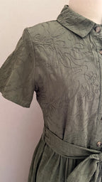 Robe Noa – détail broderies ton sur ton sur tissu 100% coton vert sauge - Coka Collection