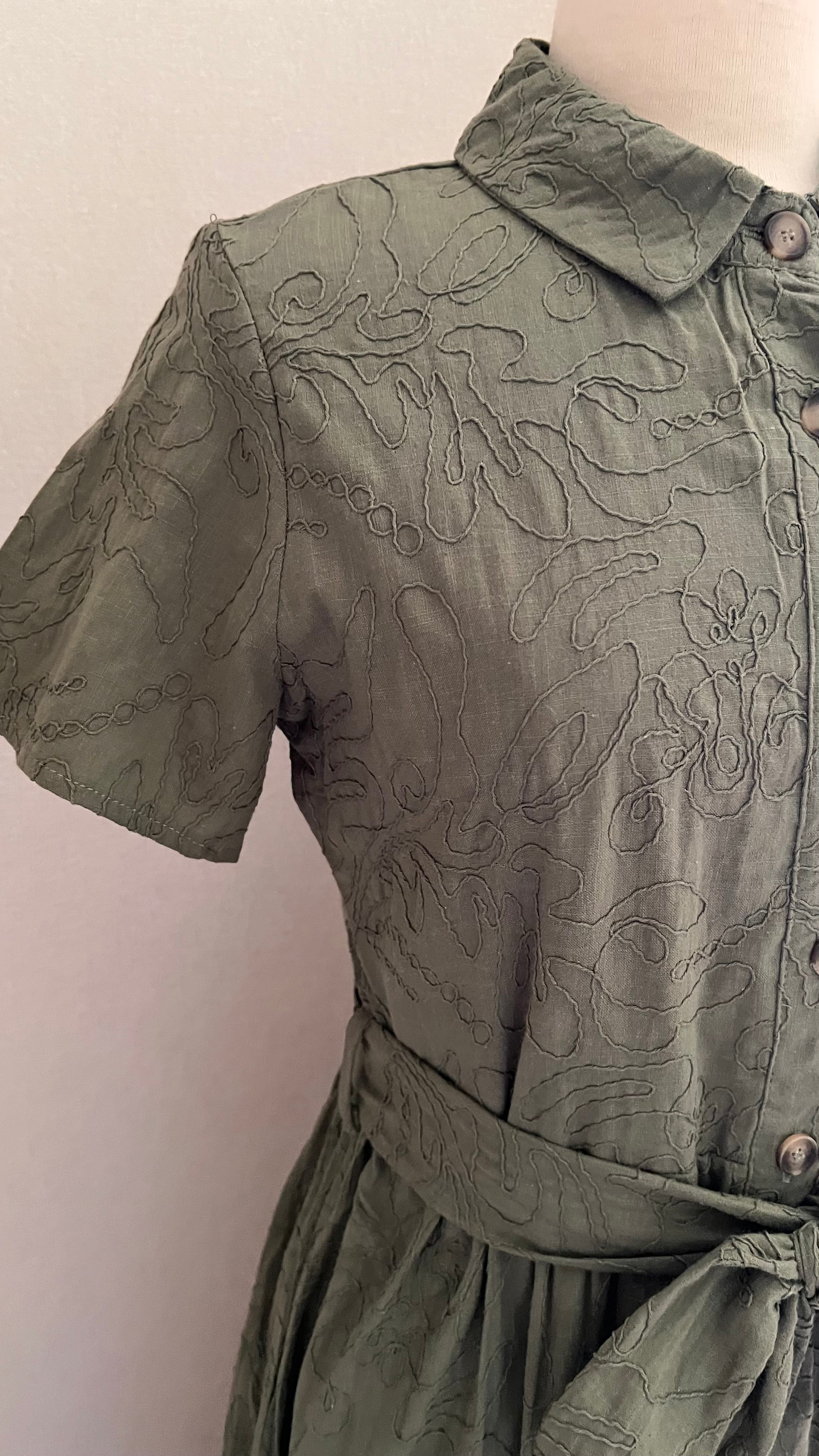 Robe Noa – détail broderies ton sur ton sur tissu 100% coton vert sauge - Coka Collection