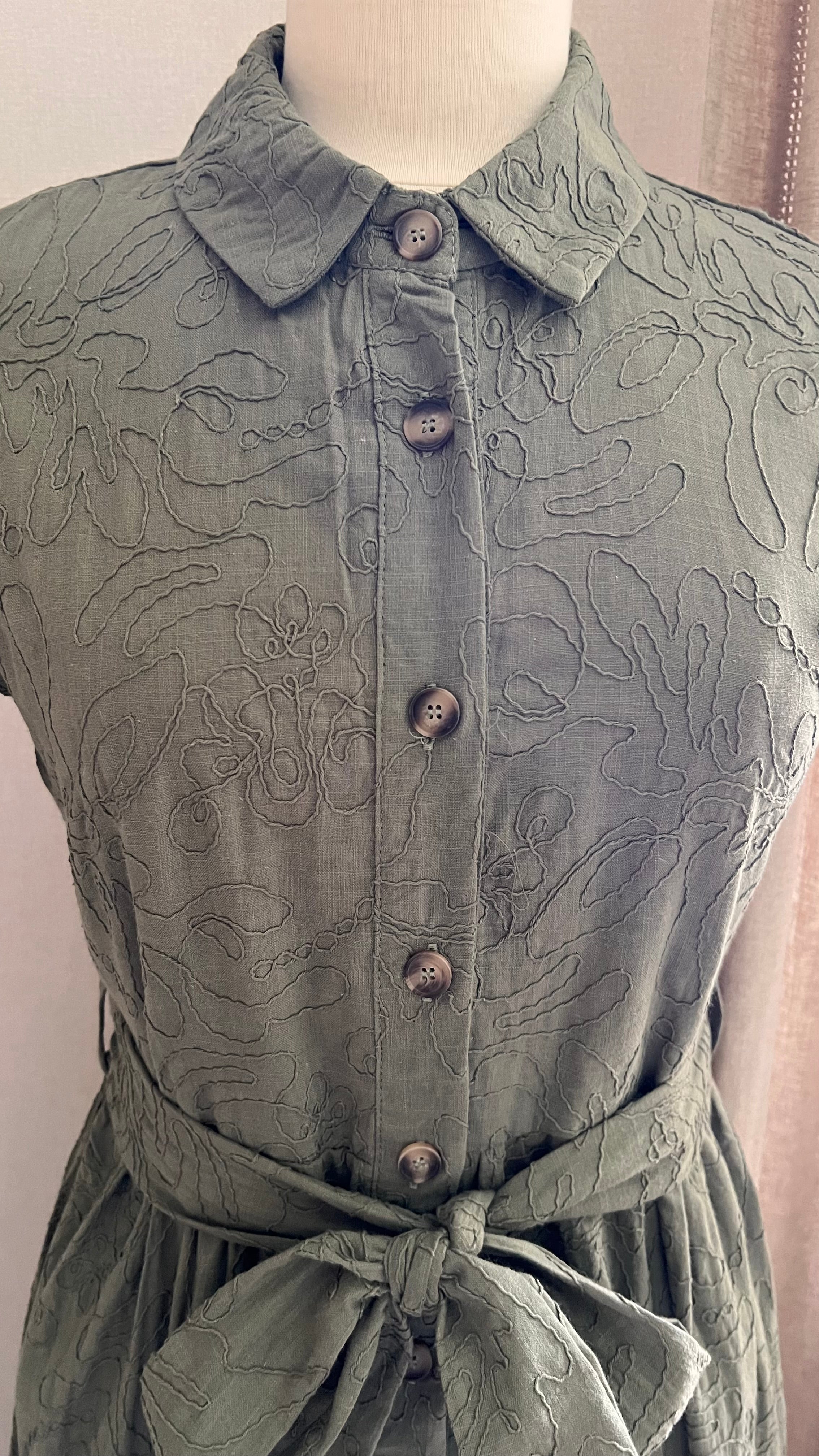 Robe Noa – détail col classique et fermeture boutonnée - Coka Collection