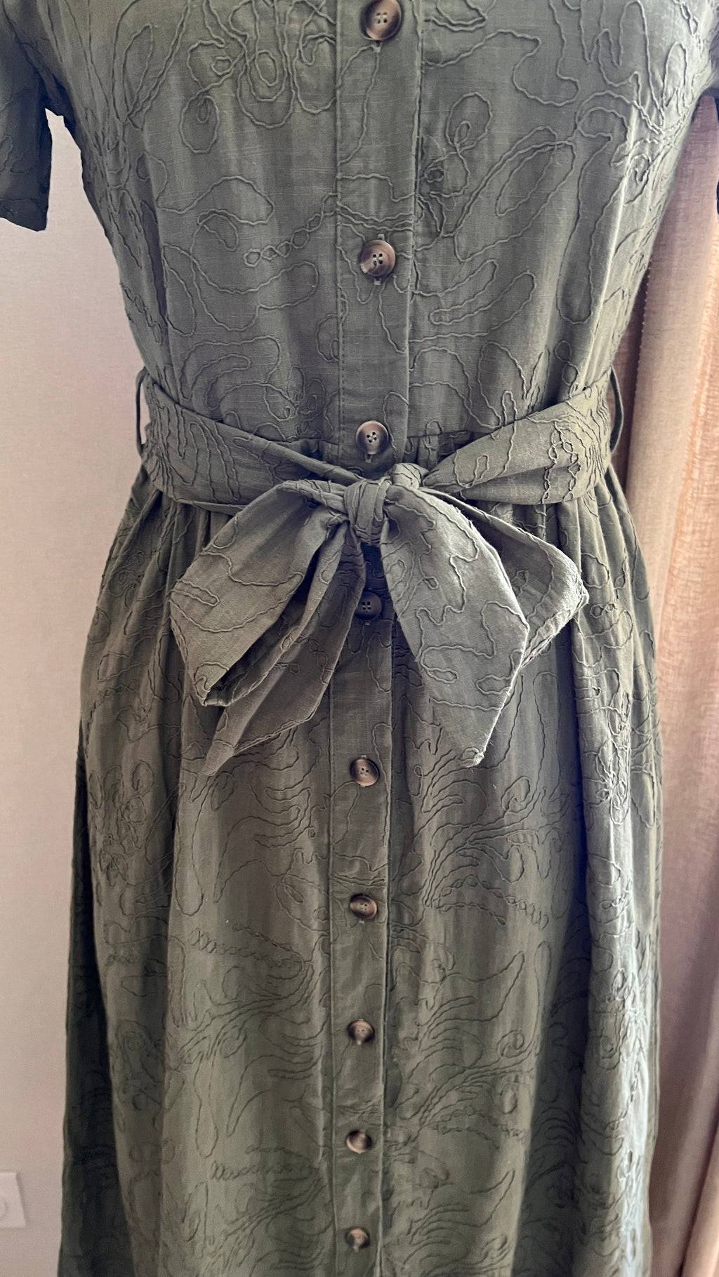 Robe Noa – détail ceinture à nouer à la taille - Coka Collection