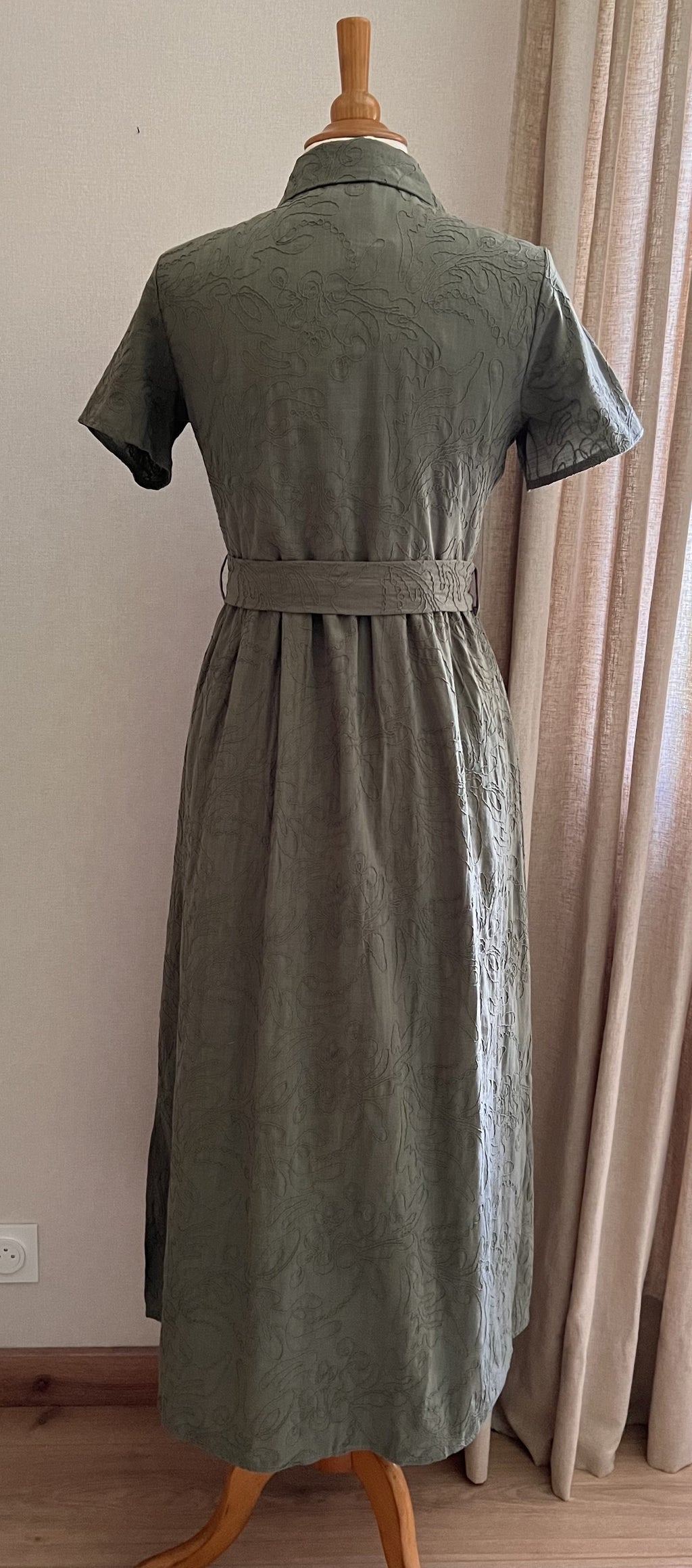 Robe Noa brodée vert sauge – vue de dos, tombé midi et détail dos boutonné - Coka Collection