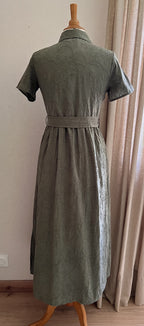 Robe Noa brodée vert sauge – vue de dos, tombé midi et détail dos boutonné - Coka Collection