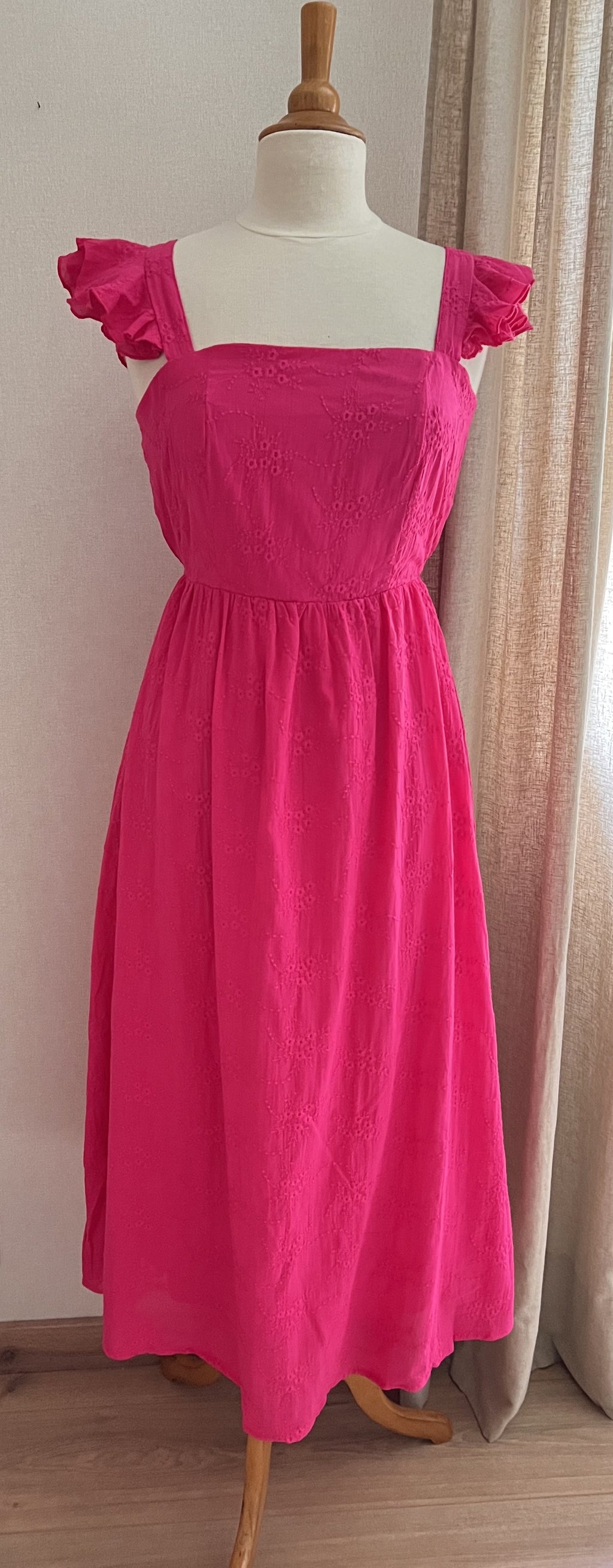 Robe Judith brodée – encolure carrée vue de face, détail broderies ton sur ton | Coka Collection