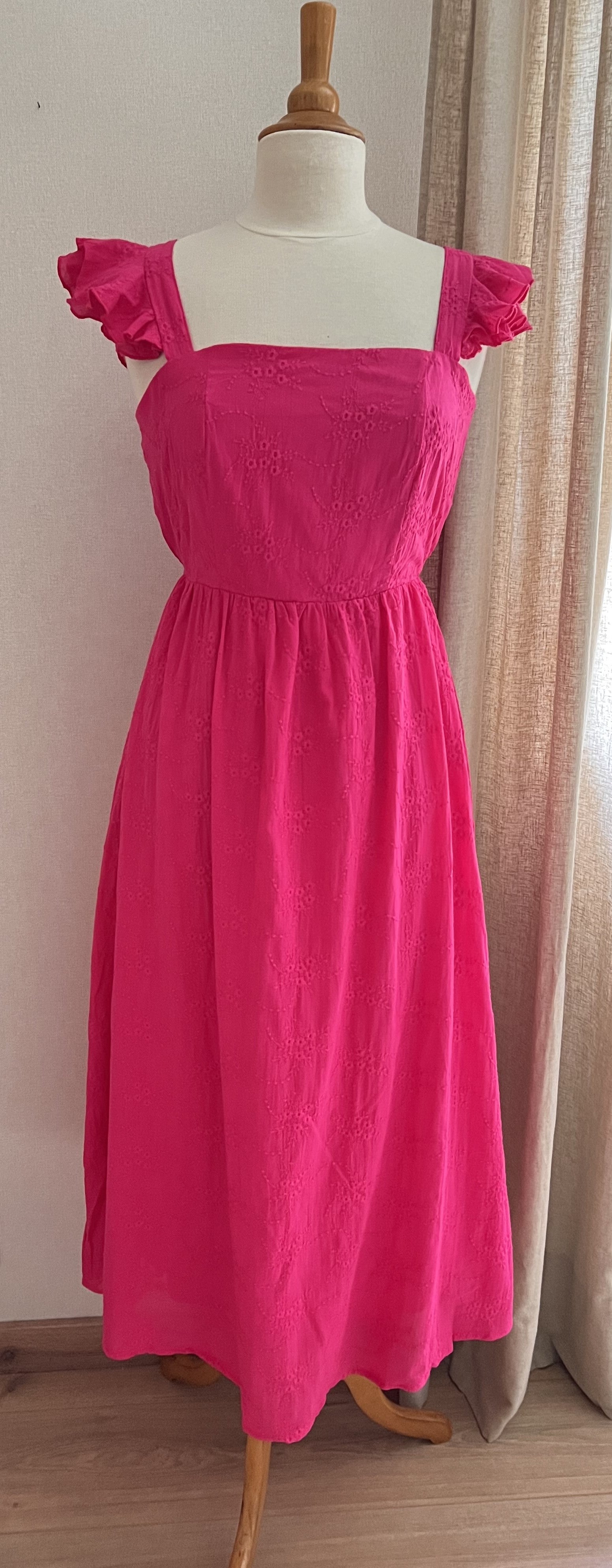 Robe Judith brodée – encolure carrée vue de face, détail broderies ton sur ton | Coka Collection