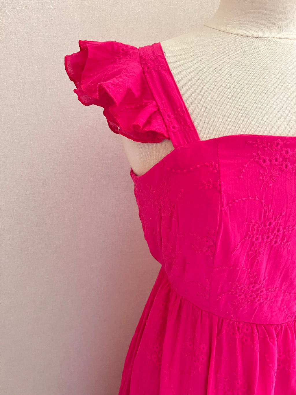Robe Judith – détail rapproché des bretelles volantées et broderies | Coka Collection