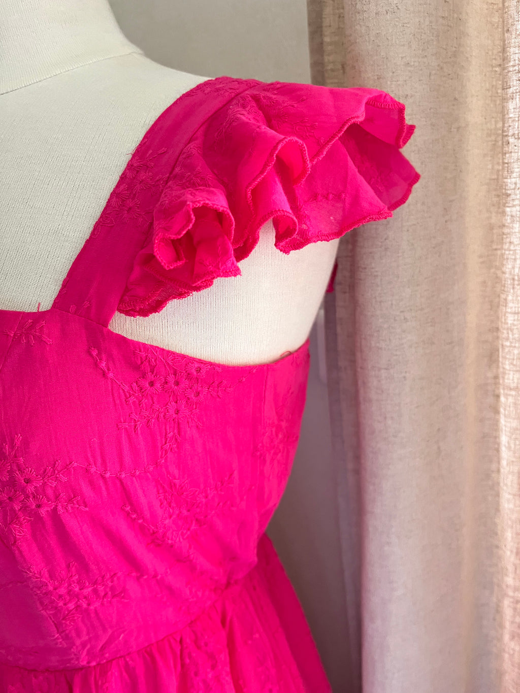Robe Judith – détail rapproché des bretelles volantées et broderies | Coka Collection