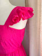 Robe Judith – détail rapproché des bretelles volantées et broderies | Coka Collection