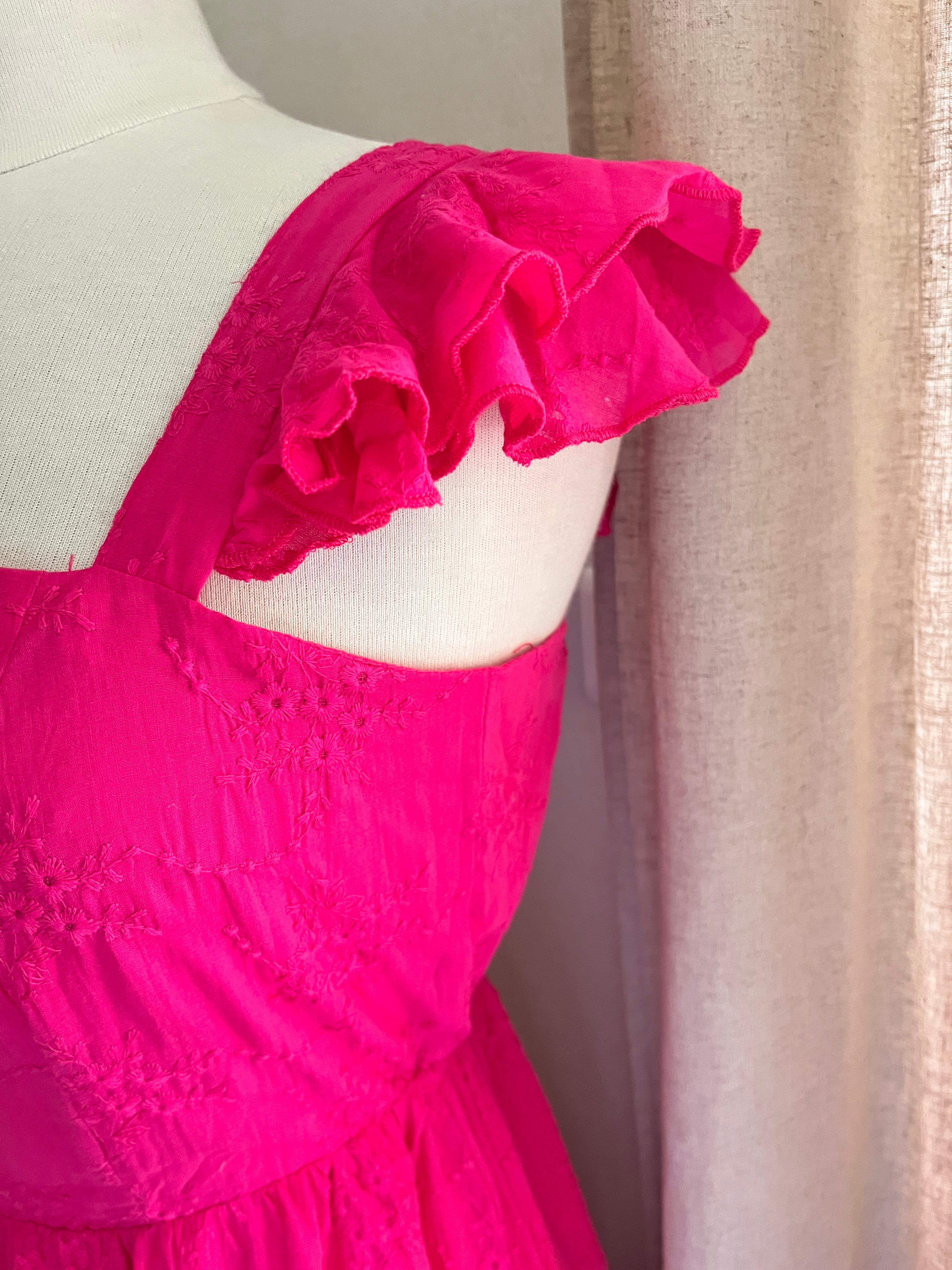 Robe Judith – détail rapproché des bretelles volantées et broderies | Coka Collection