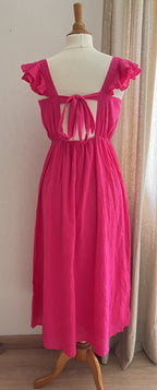 Robe Judith brodée rose fuchsia – vue de dos, coupe longue fluide | Coka Collection