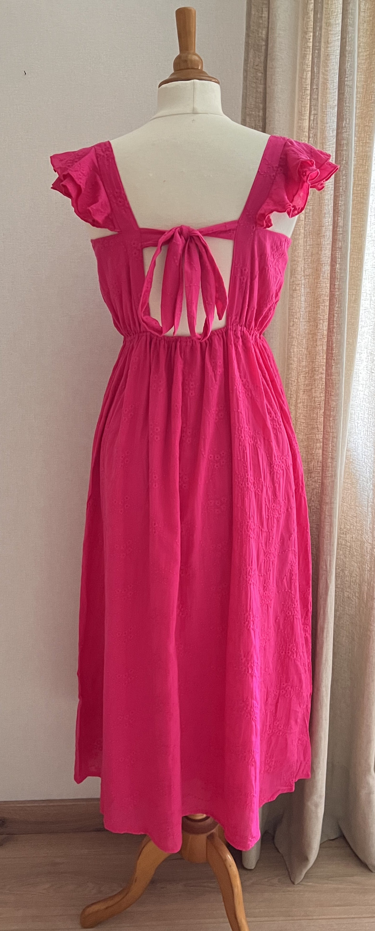 Robe Judith brodée rose fuchsia – vue de dos, coupe longue fluide | Coka Collection