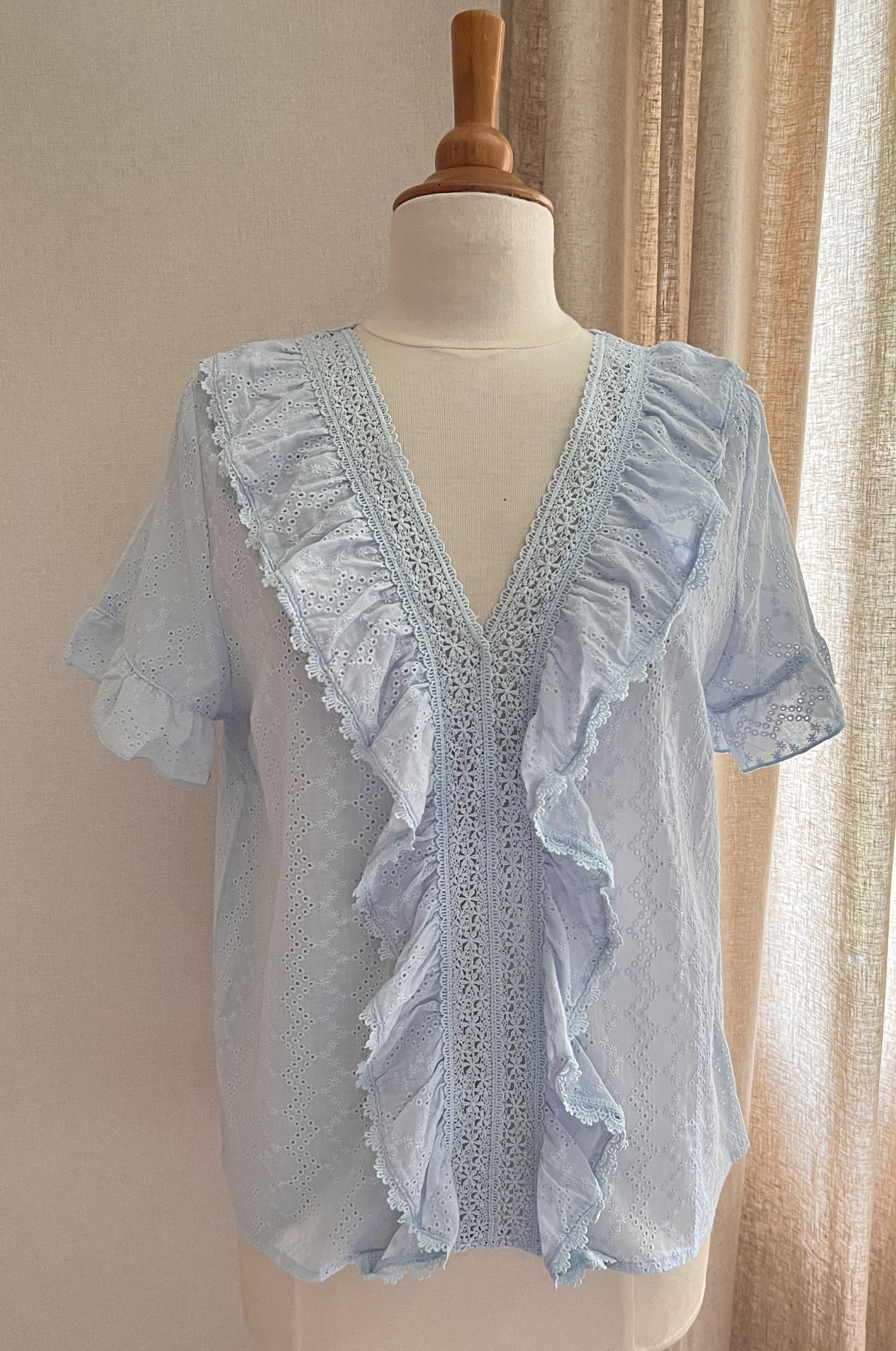 Blouse Enola brodée bleu ciel – vue de face, décolleté en V et volants brodés | Coka Collection