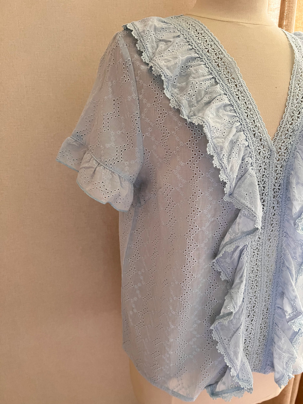 Blouse Enola – détail volants brodés sur le devant | Coka Collection