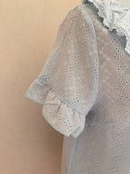 Blouse Enola – détail manches courtes légèrement volantées | Coka Collection