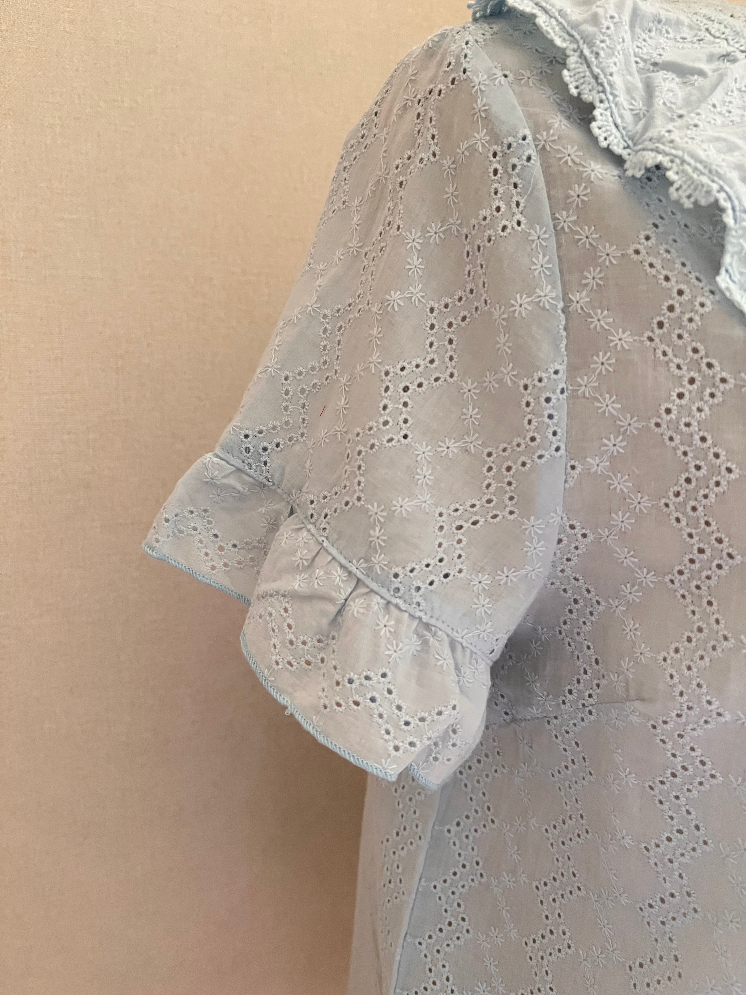 Blouse Enola – détail manches courtes légèrement volantées | Coka Collection