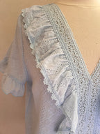Blouse Enola – détail décolleté en V et empiècements en dentelle | Coka Collection