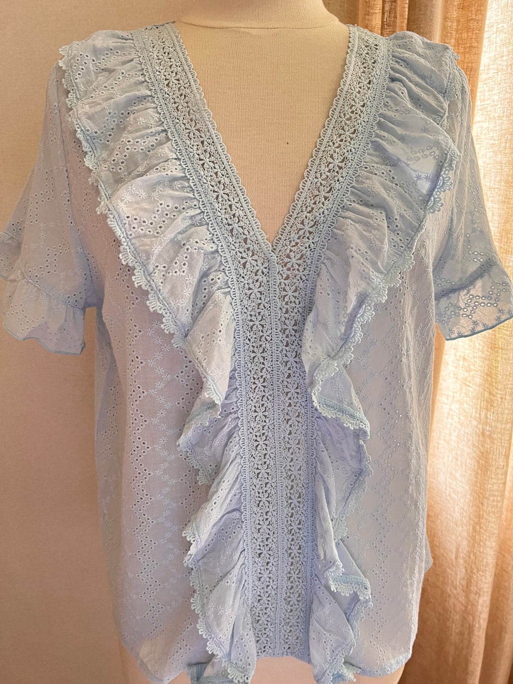 Blouse Enola – détail décolleté en V et empiècements en dentelle | Coka Collection