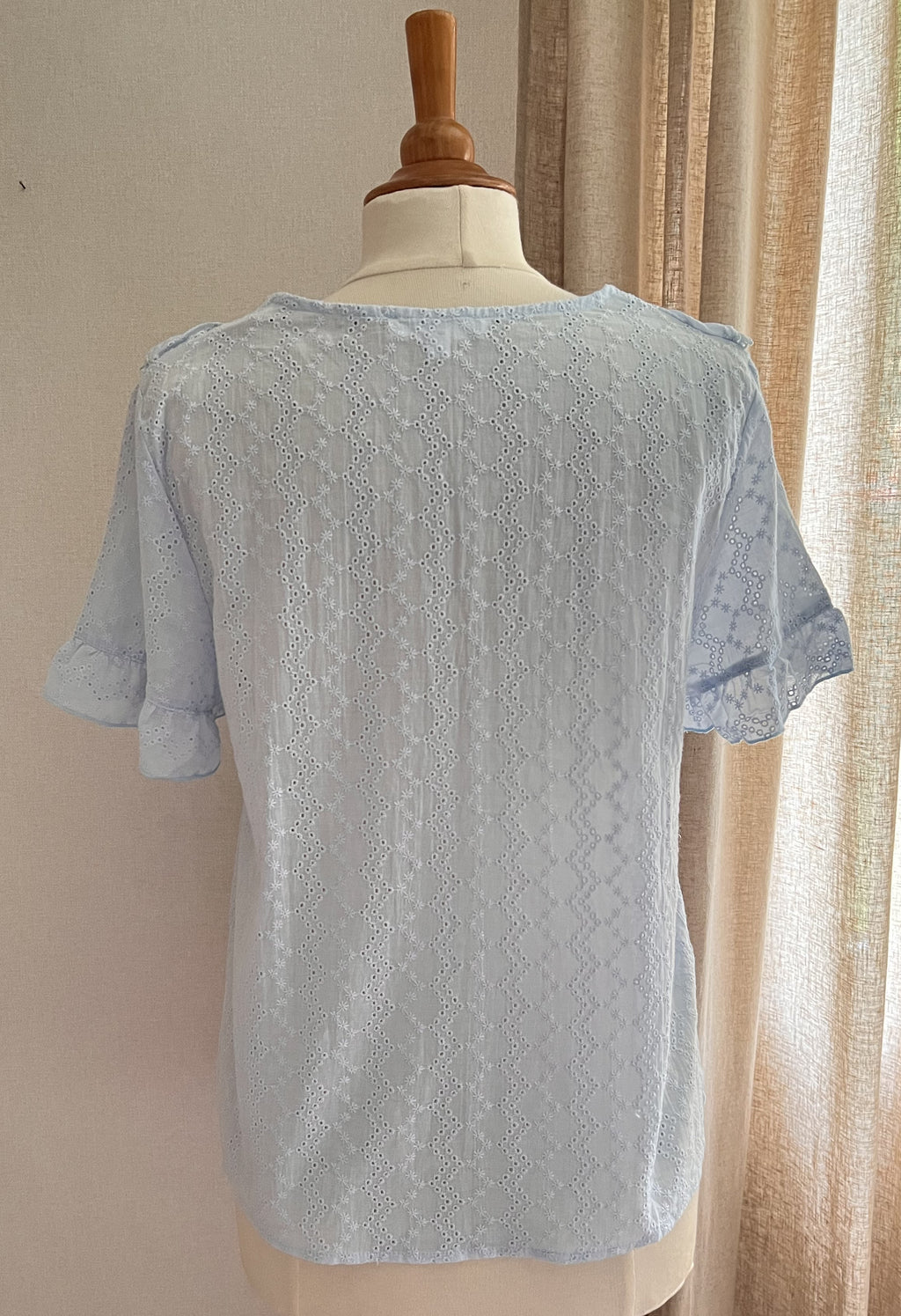 Blouse Enola brodée bleu ciel – vue de dos, coupe fluide et féminine | Coka Collection
