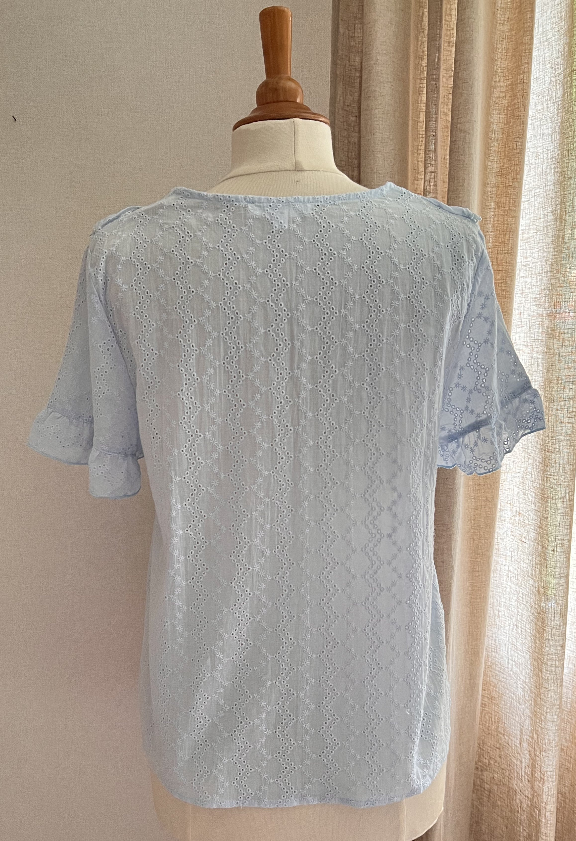 Blouse Enola brodée bleu ciel – vue de dos, coupe fluide et féminine | Coka Collection