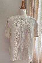 Blouse Mathilde écrue – vue de face, plastron plissé et col crochet | Coka Collection