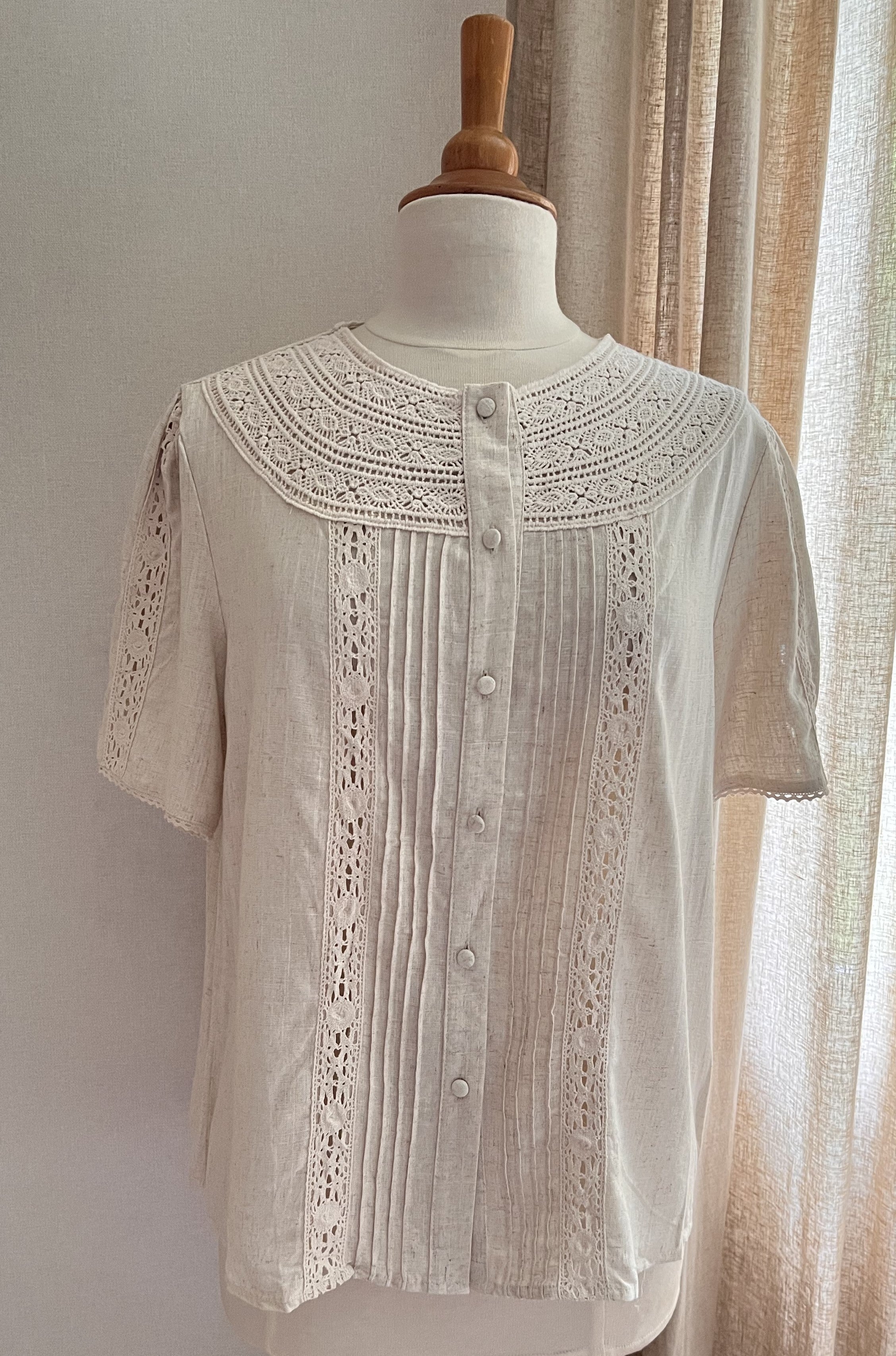 Blouse Mathilde écrue – vue de face, plastron plissé et col crochet | Coka Collection