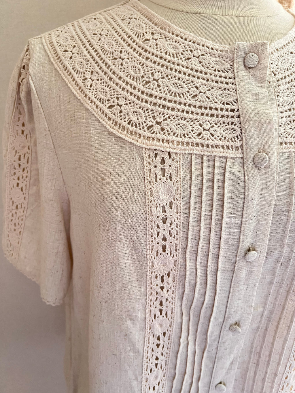 Blouse Mathilde – détail empiècements ajourés et bandes de dentelle | Coka Collection