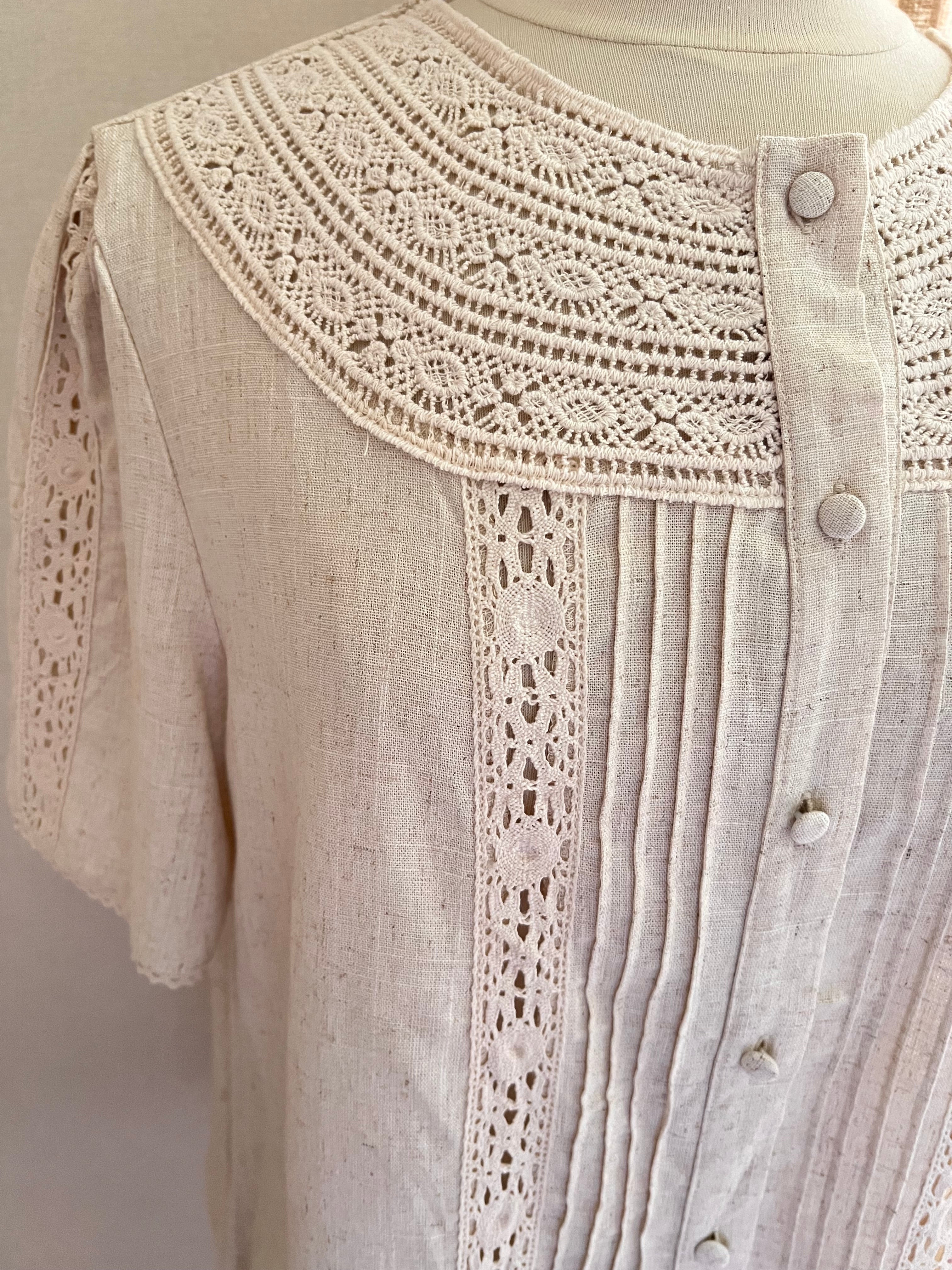 Blouse Mathilde – détail empiècements ajourés et bandes de dentelle | Coka Collection