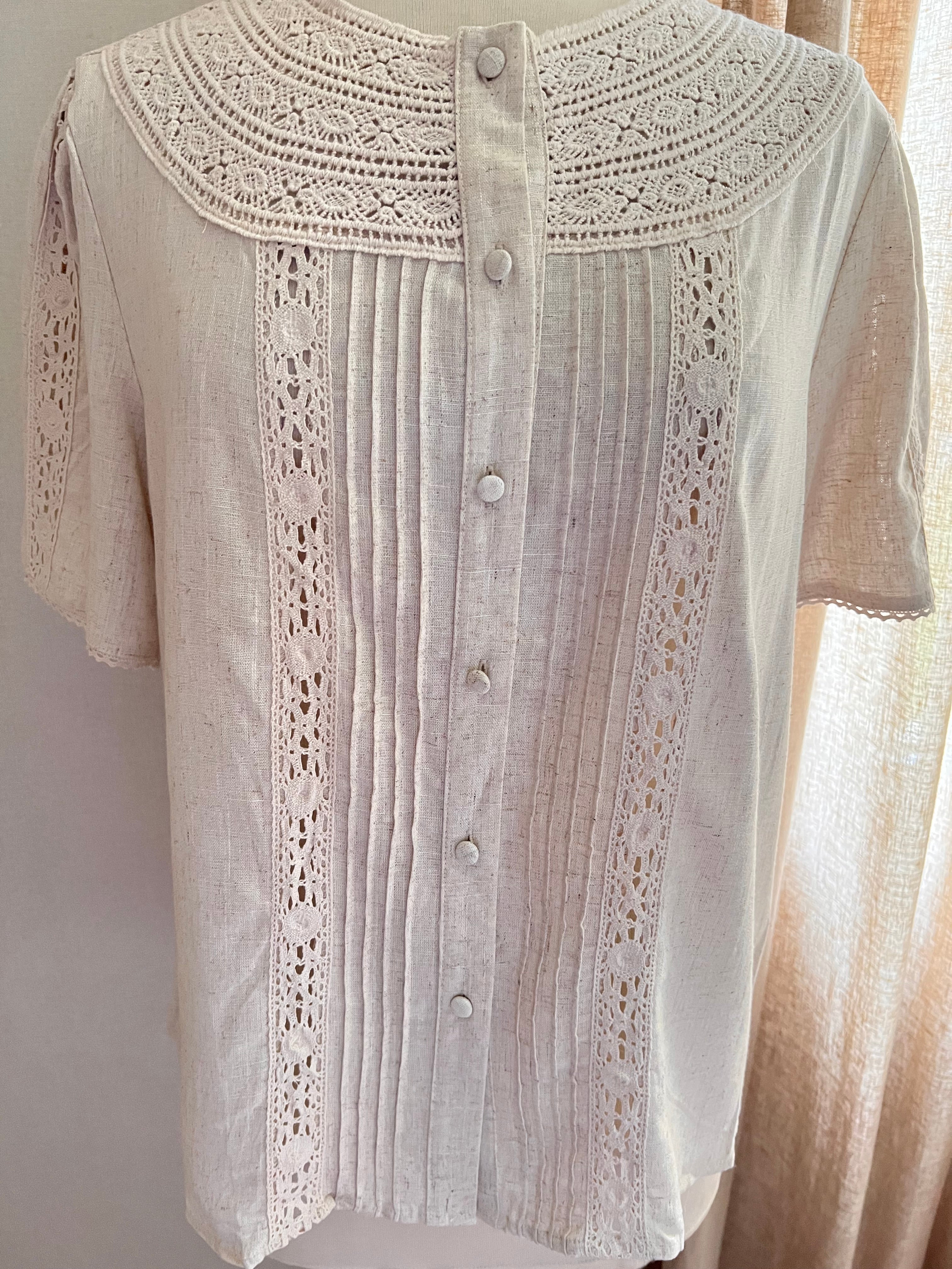 Blouse Mathilde – détail empiècements ajourés et bandes de dentelle | Coka Collection