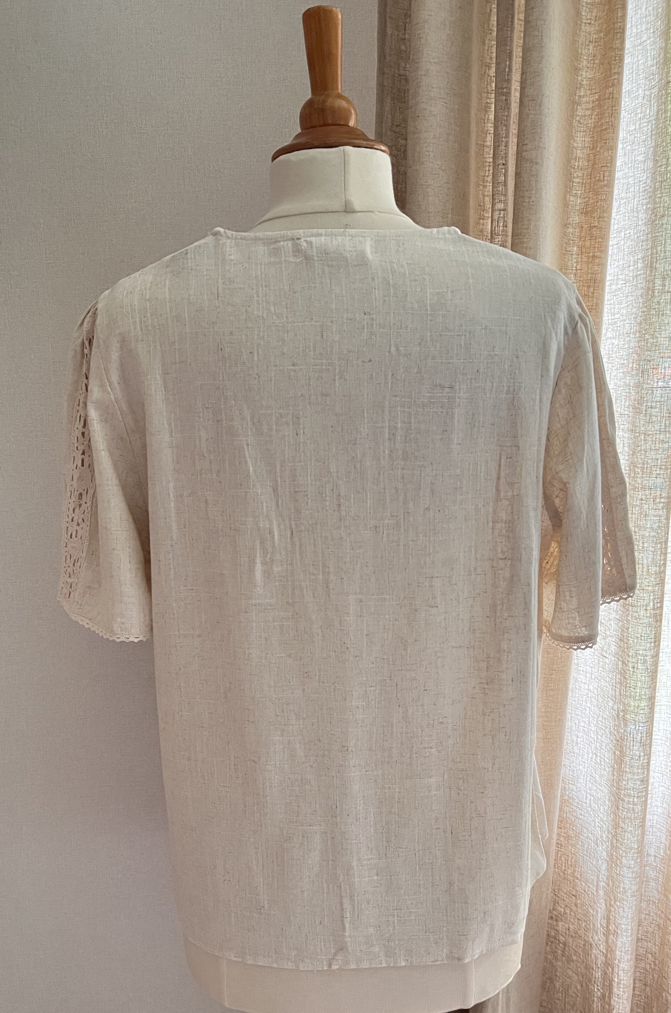 Blouse Mathilde écrue – vue de dos, coupe fluide et féminine | Coka Collection
