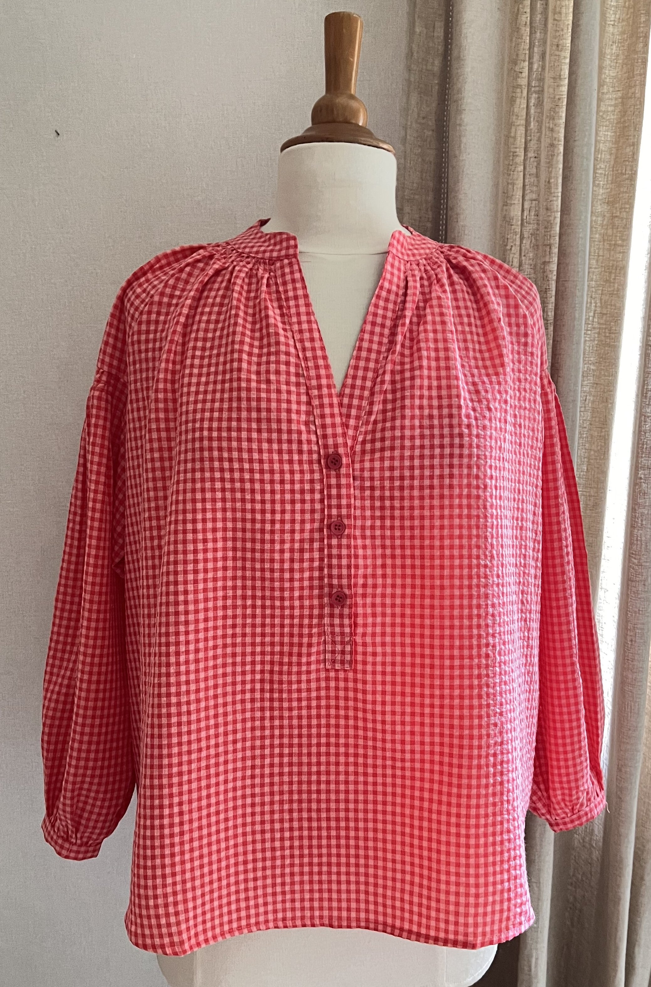 Blouse Gaëlle vichy rose et rouge Lili & Lala – vue de face, coupe oversize | Coka Collection