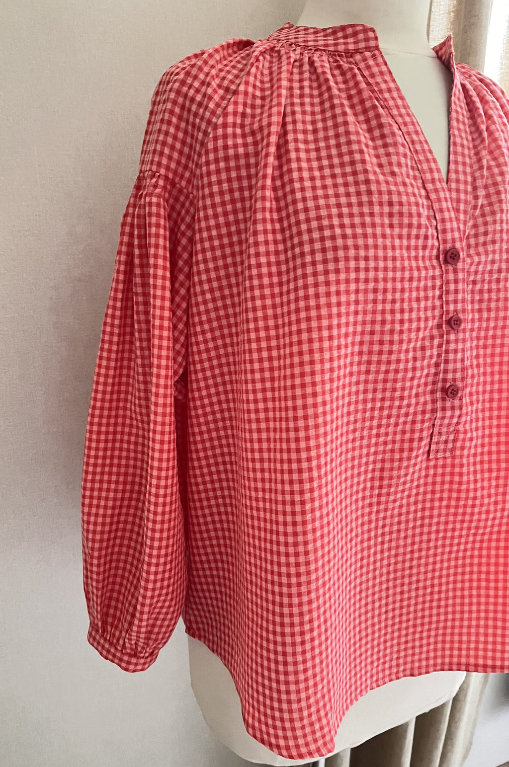 Blouse Gaëlle vichy rose et rouge Lili & Lala – détail imprimé vichy et tissu coton | Coka Collection