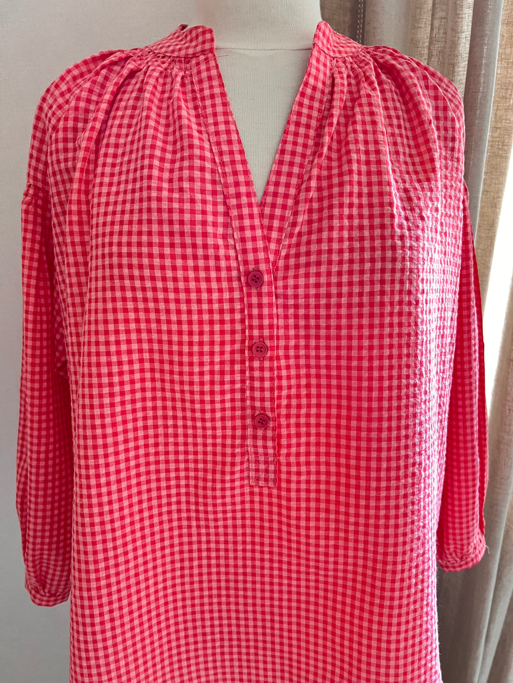 Blouse Gaëlle vichy rose et rouge Lili & Lala – détail col ouvert et fronces | Coka Collection