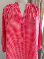 Blouse Gaëlle vichy rose et rouge Lili & Lala – détail col ouvert et fronces | Coka Collection