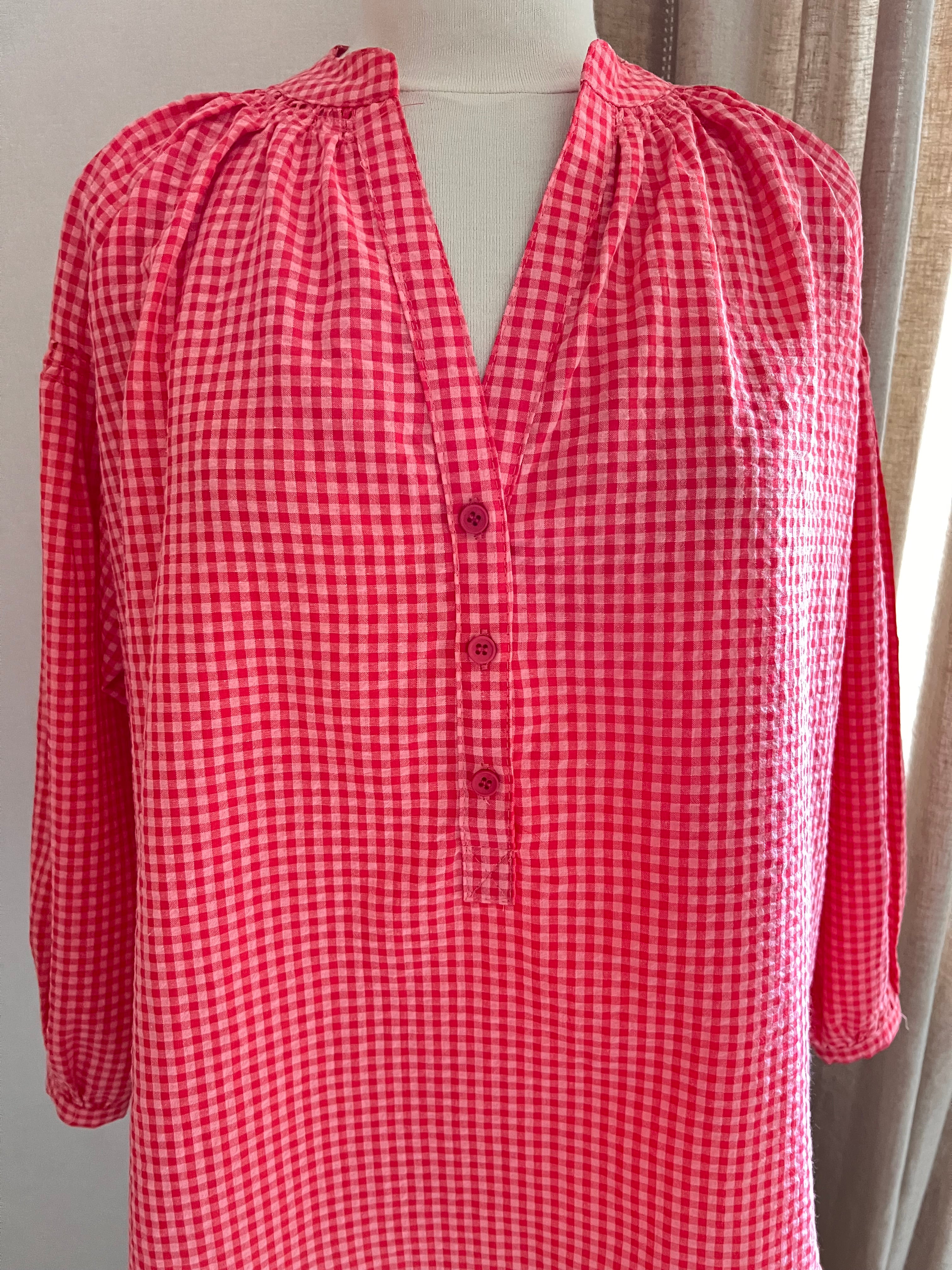 Blouse Gaëlle vichy rose et rouge Lili & Lala – détail col ouvert et fronces | Coka Collection