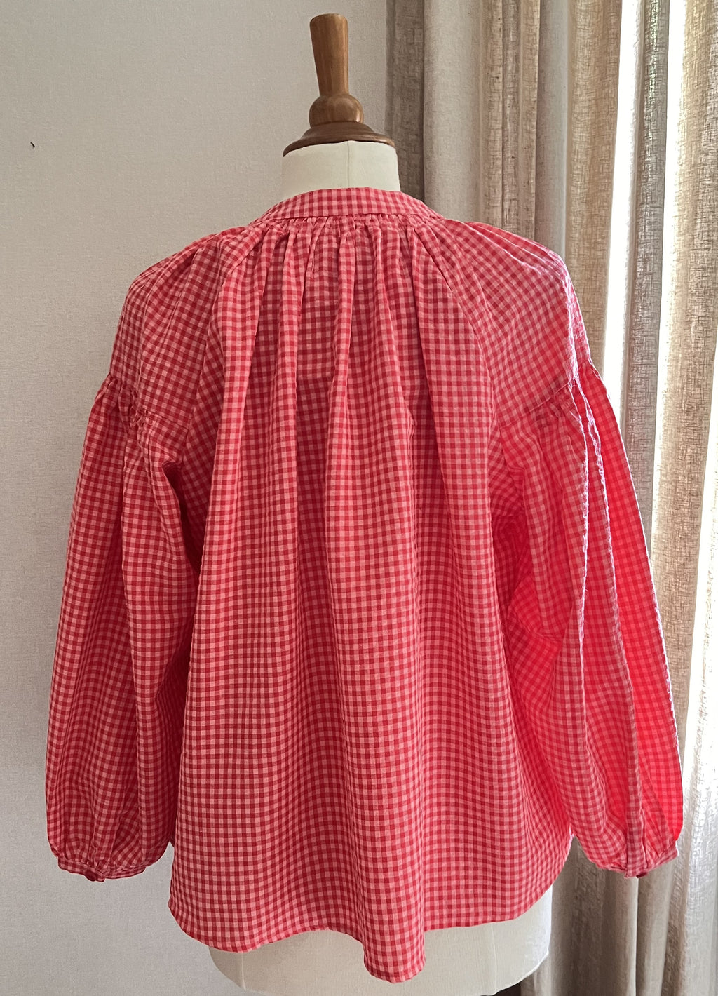 Blouse Gaëlle vichy rose et rouge Lili & Lala – vue de dos, tombé naturel | Coka Collection