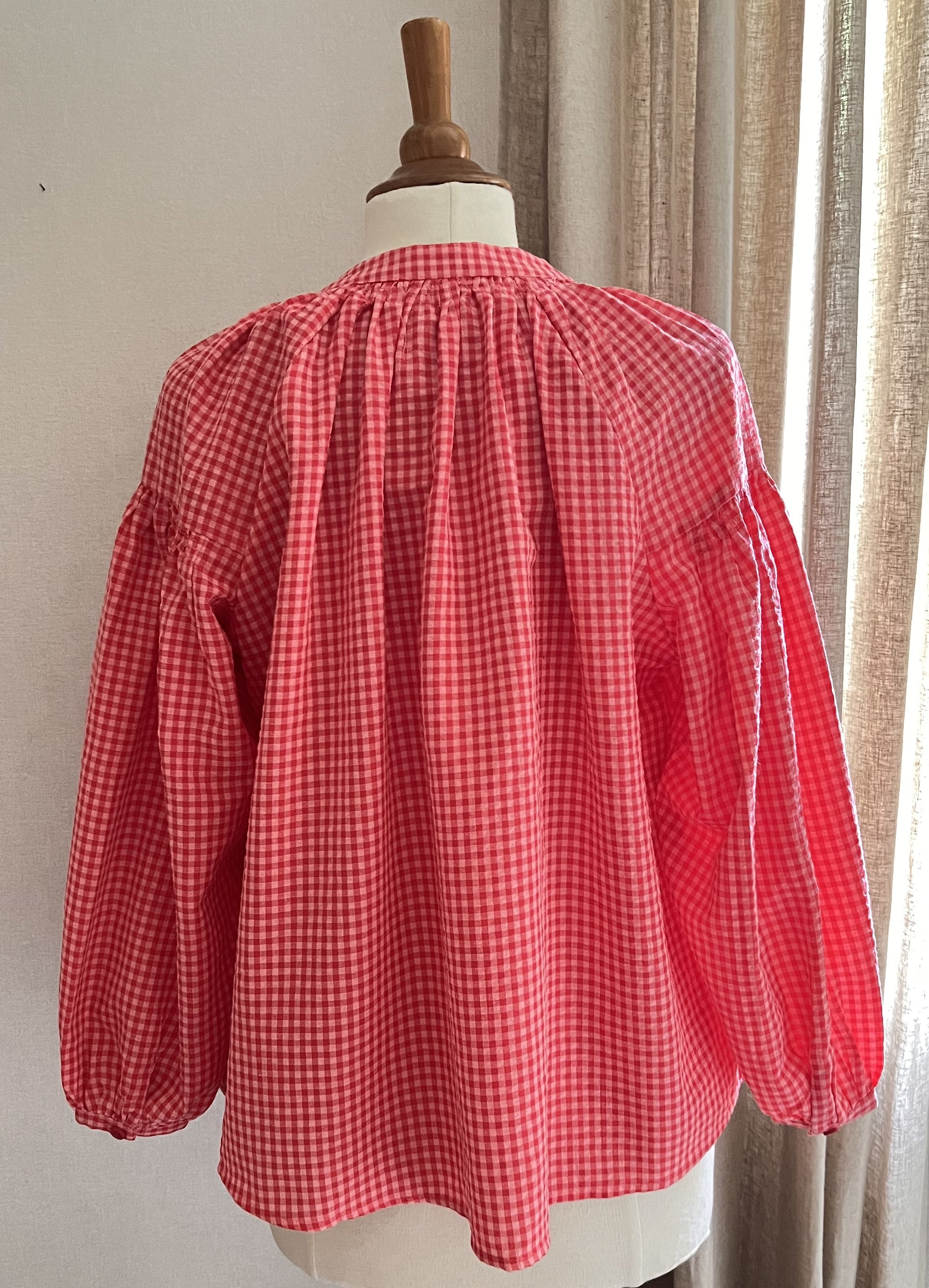Blouse Gaëlle vichy rose et rouge Lili & Lala – vue de dos, tombé naturel | Coka Collection