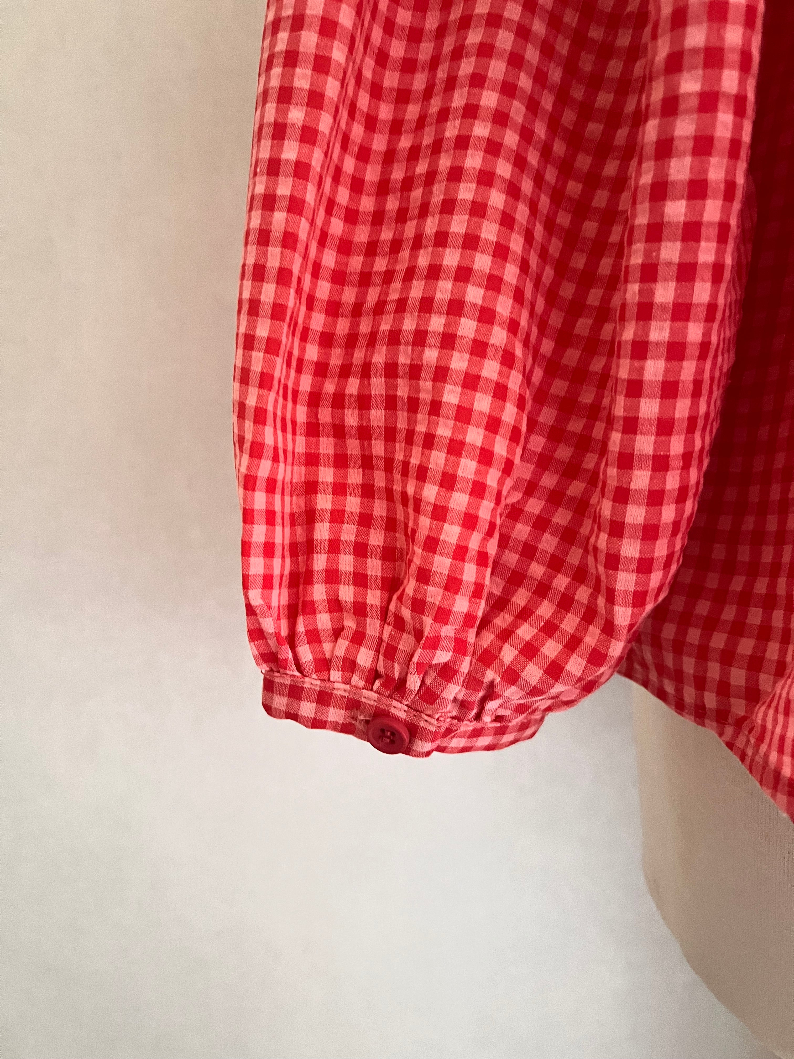Blouse Gaëlle vichy rose et rouge Lili & Lala – détail poignet resserré et manche bouffante | Coka Collection