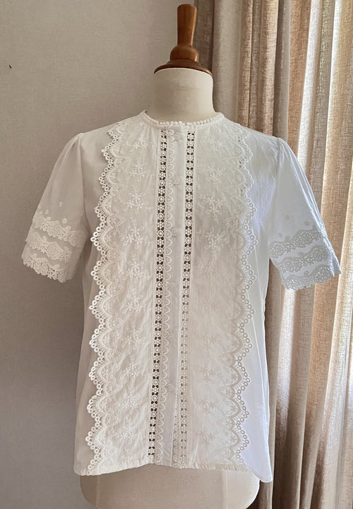 Blouse Barbara brodée dentelle In April 1986 – vue de face, encolure ronde raffinée | Coka Collection