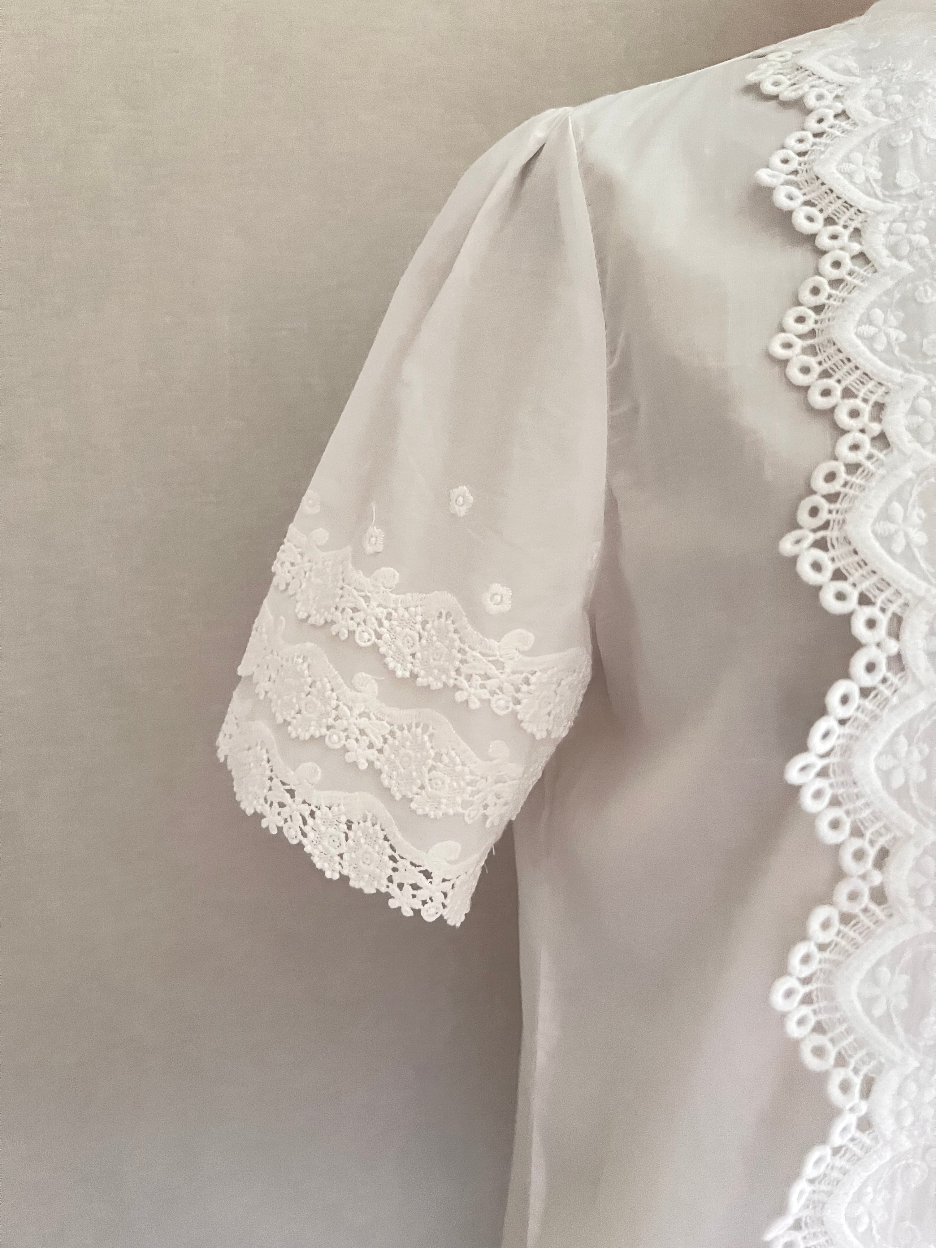 Blouse Barbara brodée dentelle In April 1986 – détail manche courte brodée | Coka Collection