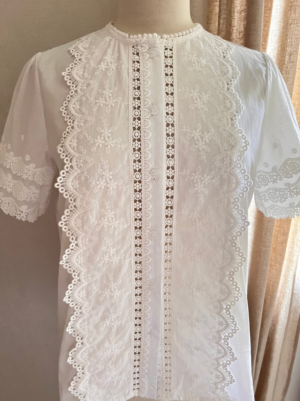 Blouse Barbara brodée dentelle In April 1986 – détail tissu coton blanc et finitions | Coka Collection