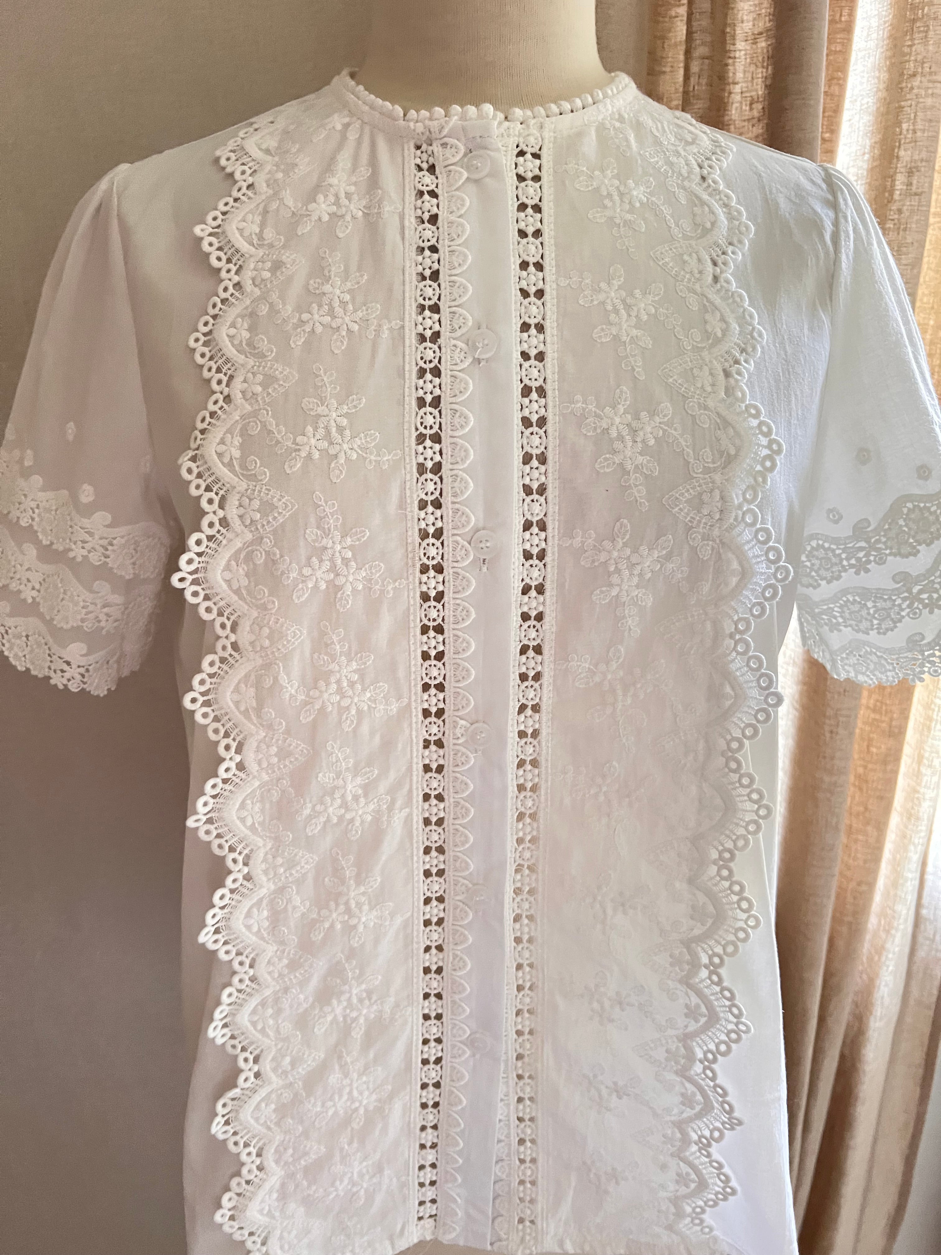 Blouse Barbara brodée dentelle In April 1986 – détail tissu coton blanc et finitions | Coka Collection