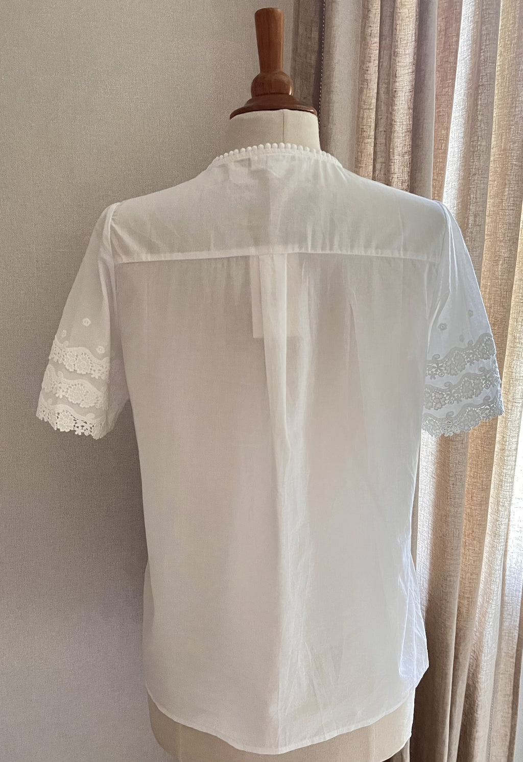 Blouse Barbara brodée dentelle In April 1986 – vue de dos, coton blanc | Coka Collection