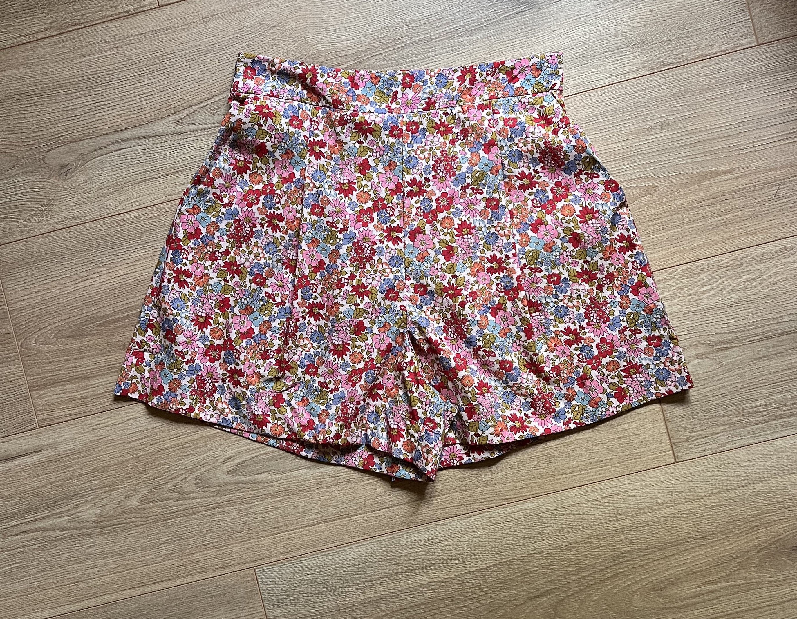 Short Félix fleuri Lili & Lala – vue de face, taille haute et poches | Coka Collection