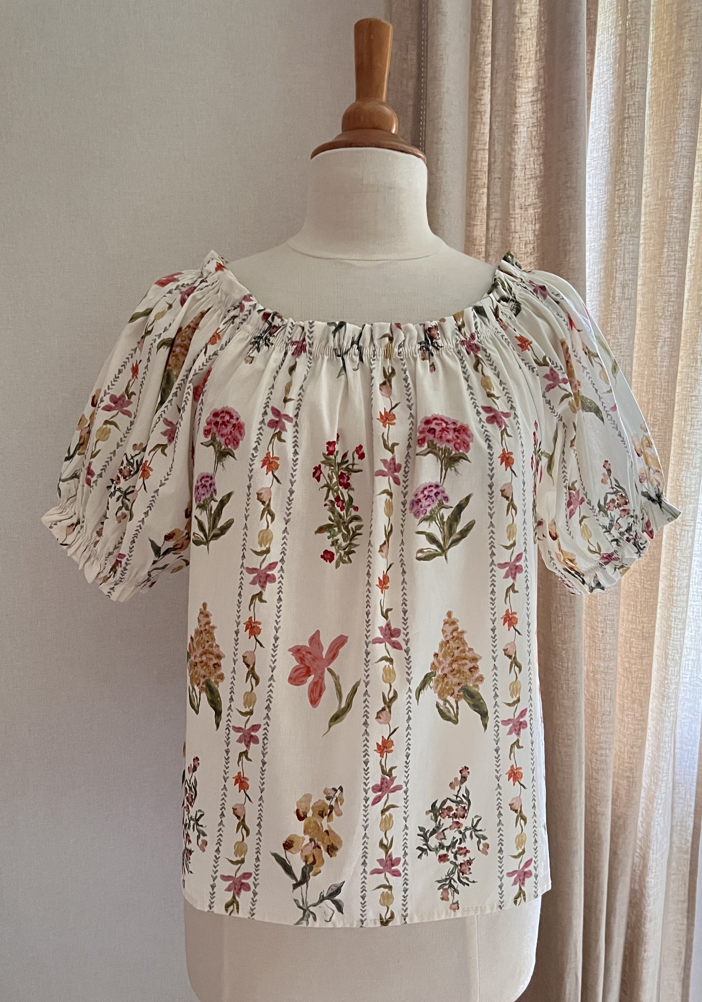 Blouse Sylvia fleurie Lili & Lala – vue de face, col élastiqué et manches bouffantes | Coka Collection