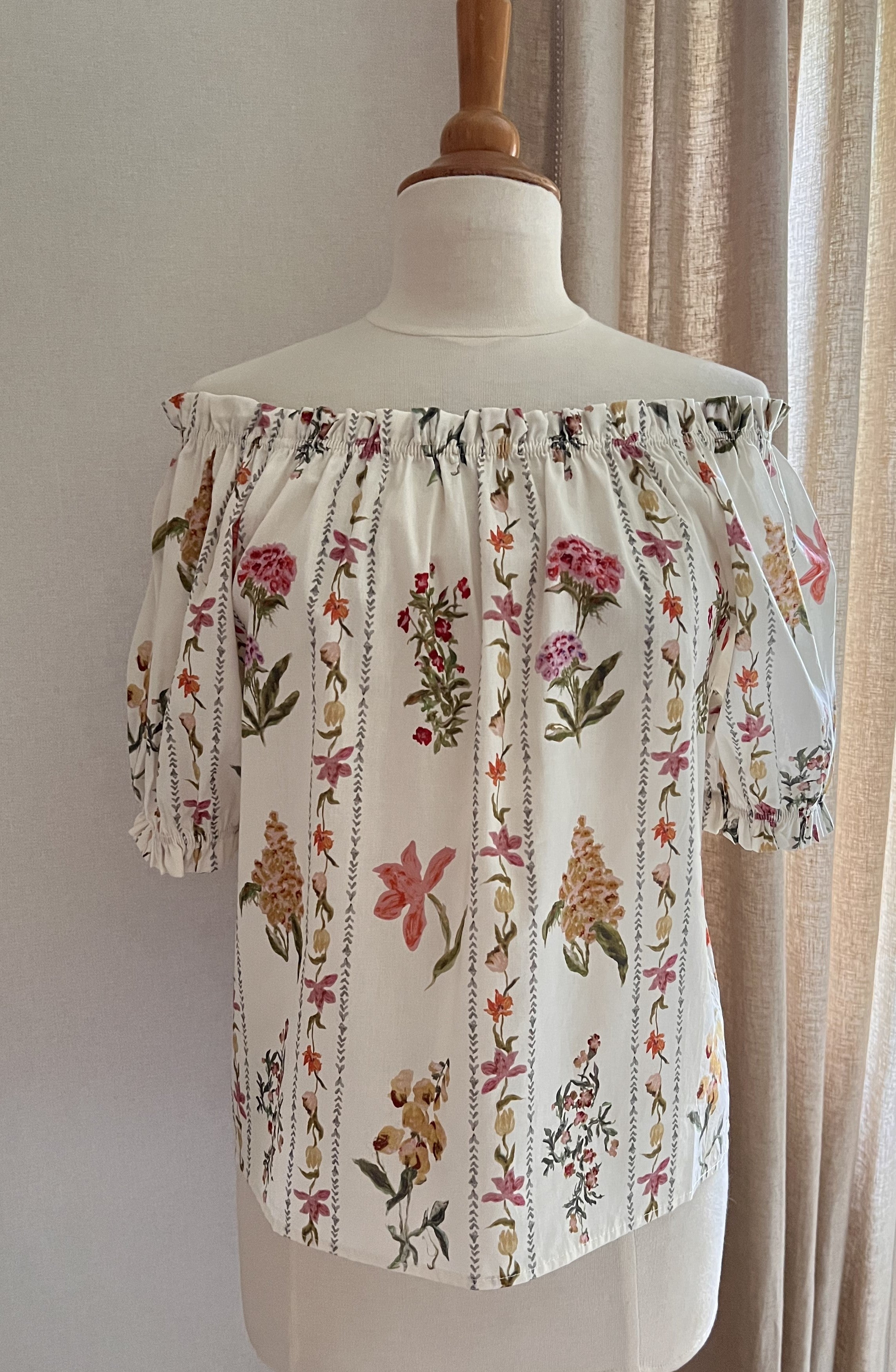 Blouse Sylvia fleurie Lili & Lala – détail col élastiqué porté épaules dégagées | Coka Collection