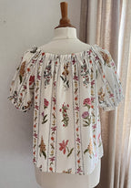 Blouse Sylvia fleurie Lili & Lala – vue de dos, tombé fluide coton | Coka Collection