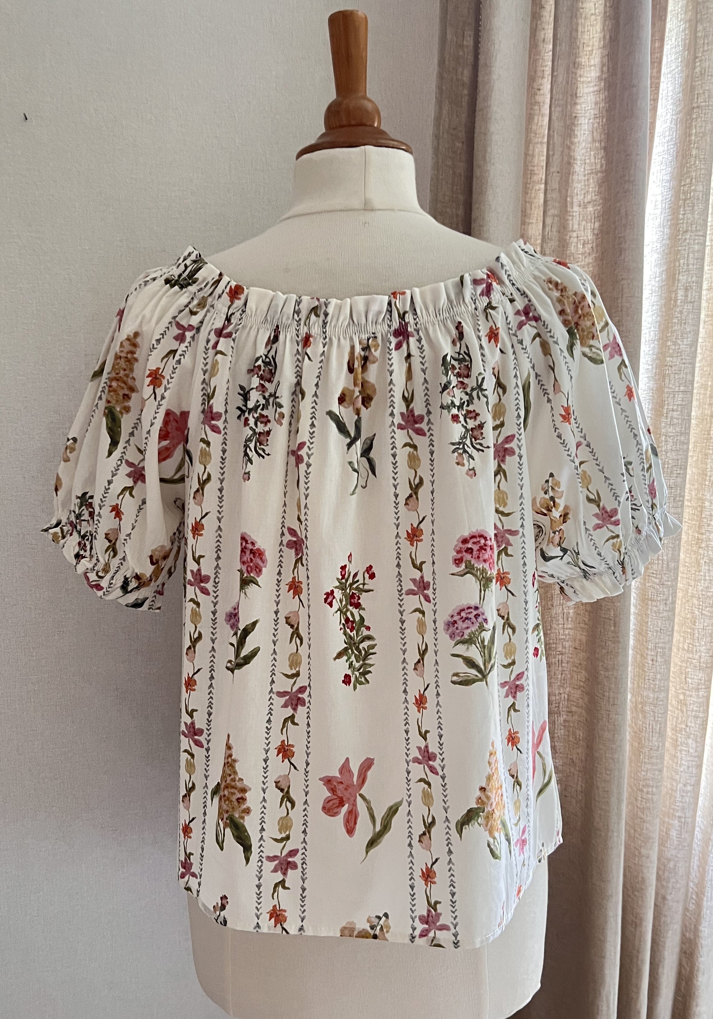 Blouse Sylvia fleurie Lili & Lala – vue de dos, tombé fluide coton | Coka Collection